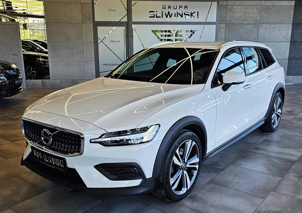Volvo V60 Cross Country cena 105900 przebieg: 136000, rok produkcji 2019 z Ostrołęka małe 667